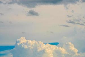 ciel bleu avec des nuages blancs. Un jour clair photo