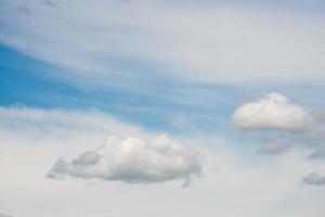 ciel bleu avec des nuages blancs. Un jour clair photo