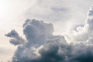 nuages noirs avant la tempête et la pluie photo