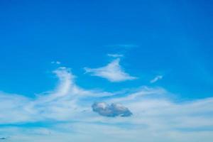 ciel bleu avec des nuages blancs. Un jour clair photo