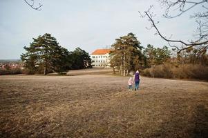 mère avec fille à valtice park, république tchèque. photo