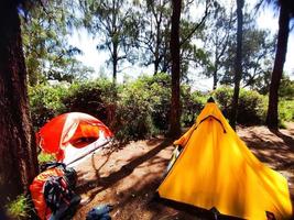 2 tentes en camping de montagne photo