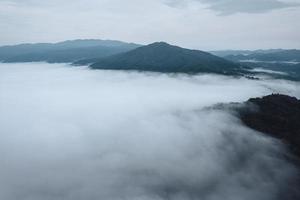 brouillard et montagnes le matin photo