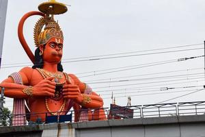 grande statue de lord hanuman près du pont du métro de delhi situé près de karol bagh, delhi, inde, lord hanuman grande statue touchant le ciel photo