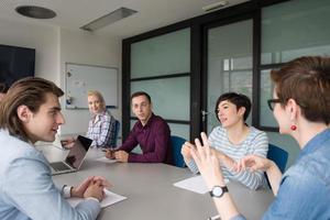 équipe commerciale lors d'une réunion dans un immeuble de bureaux moderne photo