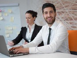 portrait de jeune homme d'affaires arabe moderne au bureau photo