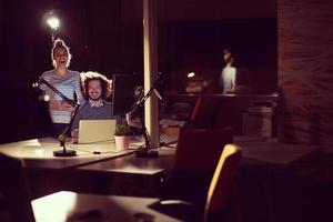 jeunes créateurs au bureau de nuit photo