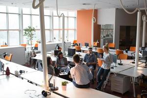 équipe de jeunes entreprises lors d'une réunion dans un immeuble de bureaux moderne photo