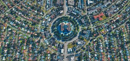 vue aérienne de la ville, des routes et de la terre photo