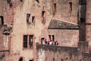 groupe de personnes marchant dans un bâtiment en béton photo