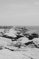 rochers au bord de la mer photo
