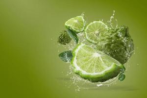 éclaboussure d'eau sur le fruit de la bergamote photo