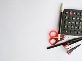 fournitures de bureau, calculatrice, stylos, marqueurs, agrafes, ciseaux avec zone de copier-coller idéale pour les citations, la publicité, le commerce photo