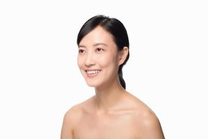 portrait de la belle jeune femme asiatique propre concept de peau nue fraîche. fille asiatique beauté visage soins de la peau et santé bien-être, soin du visage, peau parfaite, maquillage naturel sur fond blanc photo