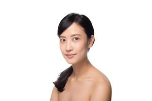 portrait de la belle jeune femme asiatique propre concept de peau nue fraîche. fille asiatique beauté visage soins de la peau et santé bien-être, soin du visage, peau parfaite, maquillage naturel sur fond blanc photo