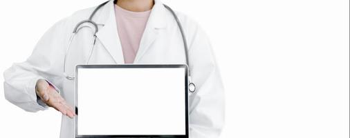 main de médecin tenant une tablette avec écran de maquette et concept de télémédecine d'entreprise actuel photo