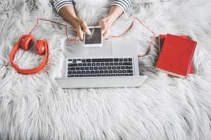 jeune femme heureuse sur le lit, appréciant la musique photo