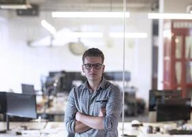 homme d'affaires au bureau moderne photo