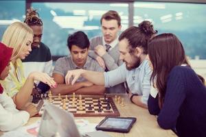 groupe multiethnique de gens d'affaires jouant aux échecs photo