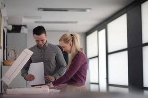 couple d'affaires copier des documents photo