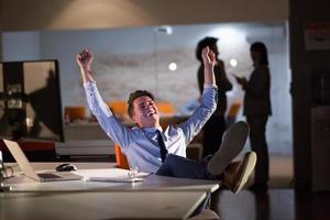 homme d'affaires assis avec les jambes sur le bureau au bureau photo