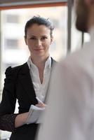 portrait de jeune femme d'affaires au bureau photo