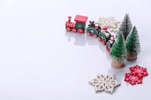 éléments de décors de noël, jouets, pain d'épice et autres décorations d'arbres de noël photo