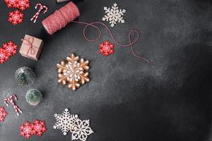 jouets et décorations de noël sur fond de béton foncé photo