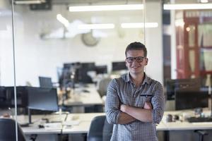 homme d'affaires au bureau moderne photo