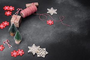 jouets et décorations de noël sur fond de béton foncé photo