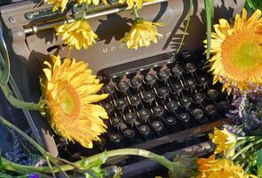 machine à écrire vintage avec des tournesols photo