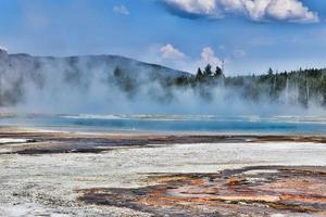 Les couleurs vives des piscines thermales dans des pots de peinture bassin de geyser dans le parc national de Yellowstone photo