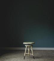 Tabouret en bois blanc dans une pièce sombre photo