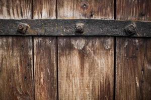 vieille porte, texture bois, serrure à loquet métallique photo