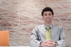 jeune homme d'affaires travaillant sur un ordinateur portable dans un bureau moderne photo