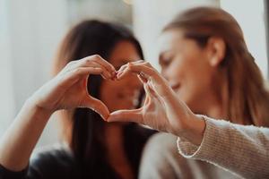 diverses filles couple de lesbiennes étreignant. les femmes élégantes et cool de la génération z qui sortent amoureuses photo