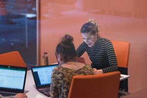 femmes d'affaires de démarrage travaillant avec un ordinateur portable dans un bureau créatif photo