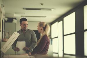 couple d'affaires copier des documents photo