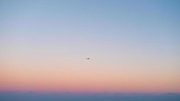 avion volant contre le ciel coloré photo