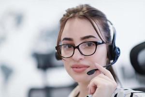 femme d'affaires avec des casques au travail photo