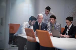 groupe de gens d'affaires en réunion au bureau de démarrage moderne photo