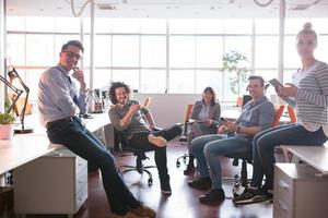 équipe de jeunes entreprises lors d'une réunion dans un immeuble de bureaux moderne photo