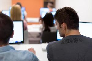 groupe d'étudiants en technologie travaillant dans une salle de classe d'école de laboratoire informatique photo