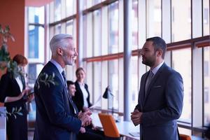 groupe de gens d'affaires en réunion photo