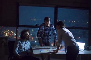 gens d'affaires sur le chantier de construction dans le nouveau bureau de démarrage la nuit photo