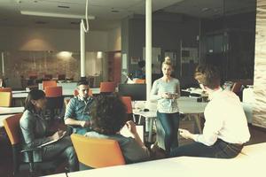 équipe de jeunes entreprises lors d'une réunion dans un immeuble de bureaux moderne photo