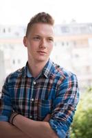 homme debout au balcon photo