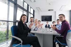 groupe de jeunes réunis au bureau de démarrage photo