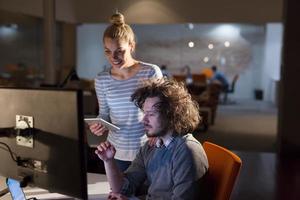 jeunes créateurs au bureau de nuit photo