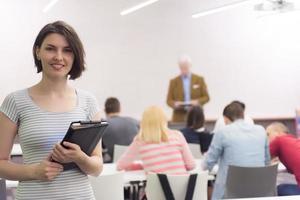 portrait d'une étudiante heureuse en classe photo